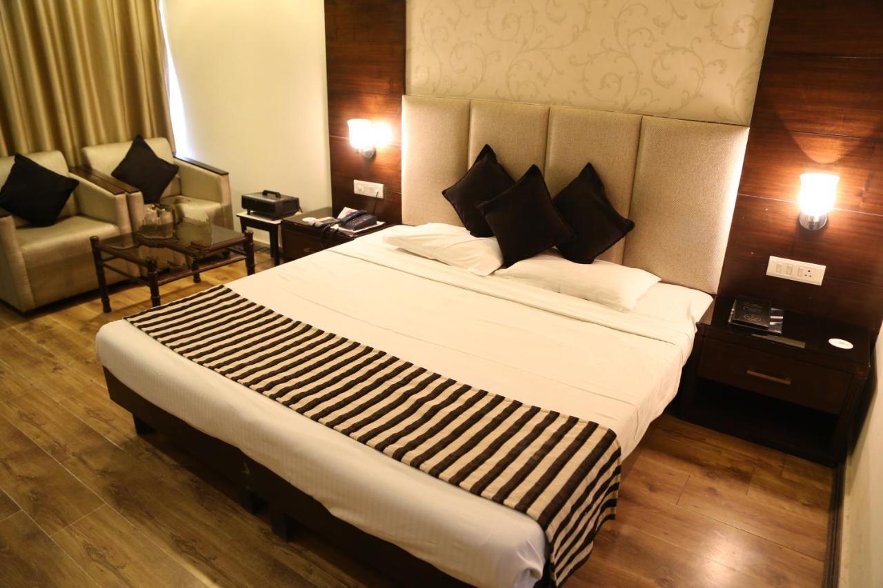 Hotel Parbhat Inn Panchkula Exterior photo